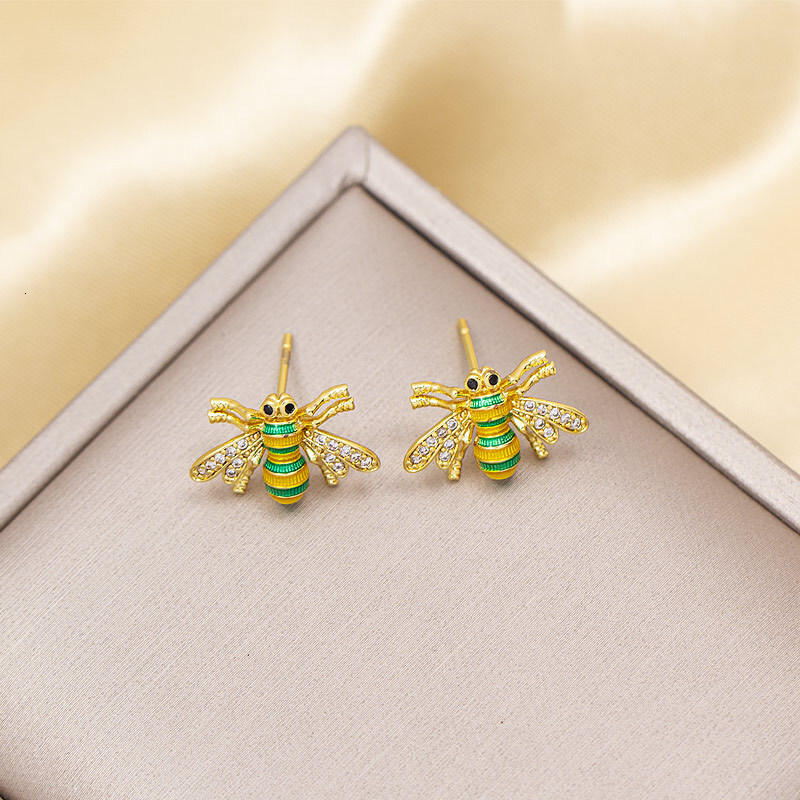 Necklace for Women Animal Titanium Steel Fashion Versatile Electroplated Pendant Niche Design Bee High-end Clavicle Chain