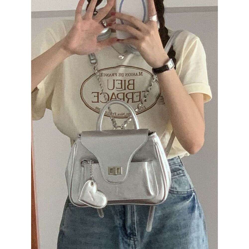 Luxury bag Korean new niche women's clothing fashion oil wax leather shoulder bag sier chain designer stray bag backpack