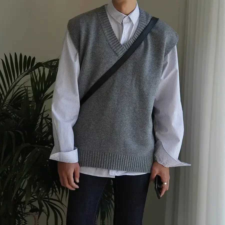 Waistcoat Autumnr and Winter V Neck Solid Color Sweaters Male Korean Fashion Open High Quality Style Vintage Mens Knitted VestXJ250904