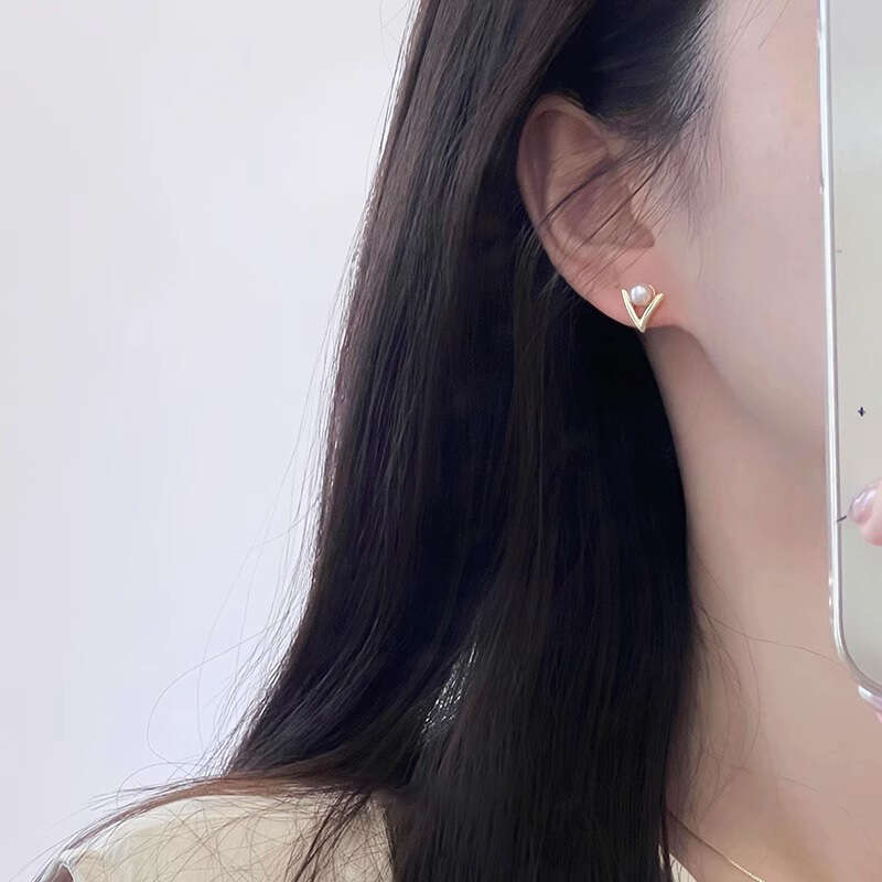 2025 New S999 Pure Silver Needle Triangle Freshwater Pearl Earrings - Clip-On Style for Non-Pierced Ears, Fashion OL Commute Design (Earring/Ear Clip)