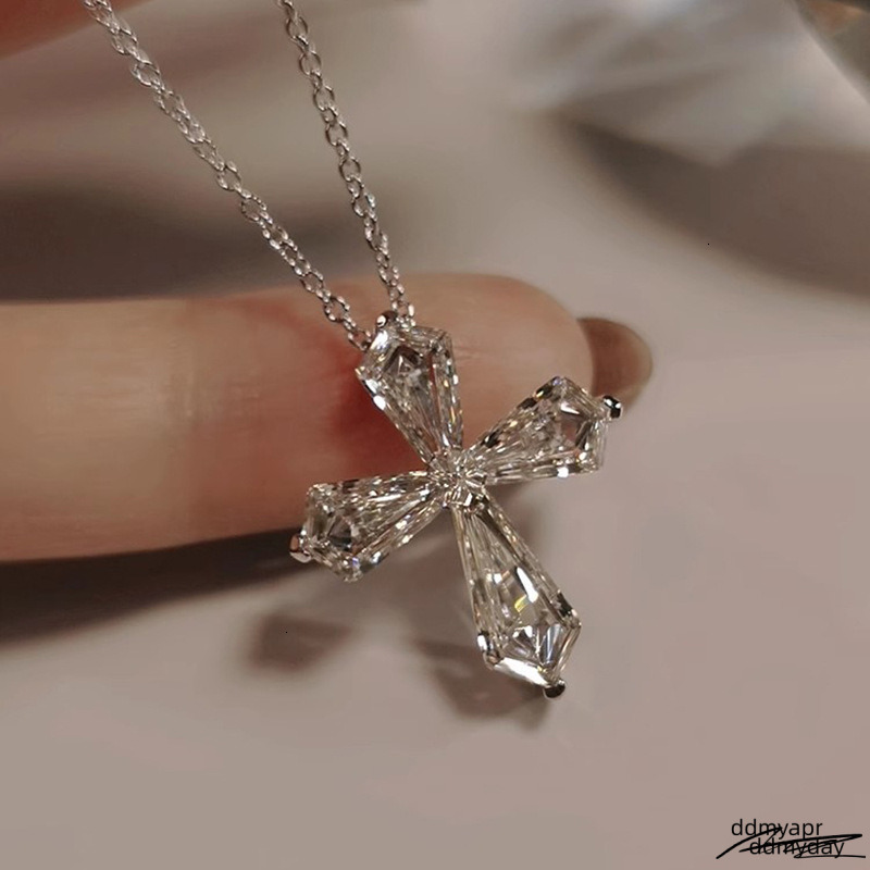 2025 Ins Top Sell Ddmyday Elegant Cross Pendant Simple Fashion Jewelry Sterling Sier Crystal 5A Cubic Zircon Dia Gemstones Party Eternity Women Clavic