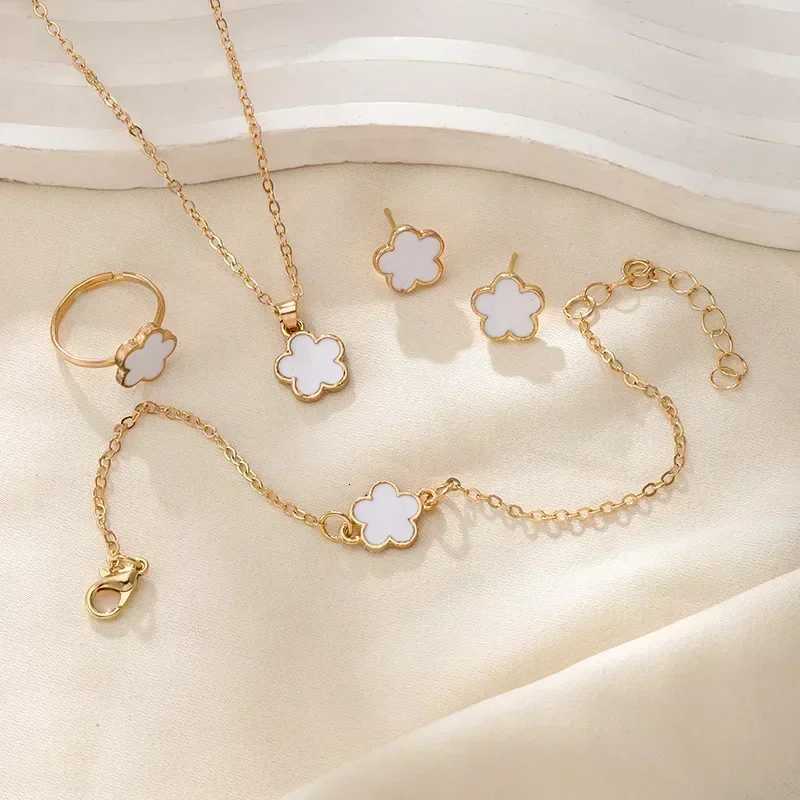 Lucky Fivepetal Flower Earrings Necklace Ring Bracelet piece Set for Woman Fashionable Accories Party JewelryXJ250904