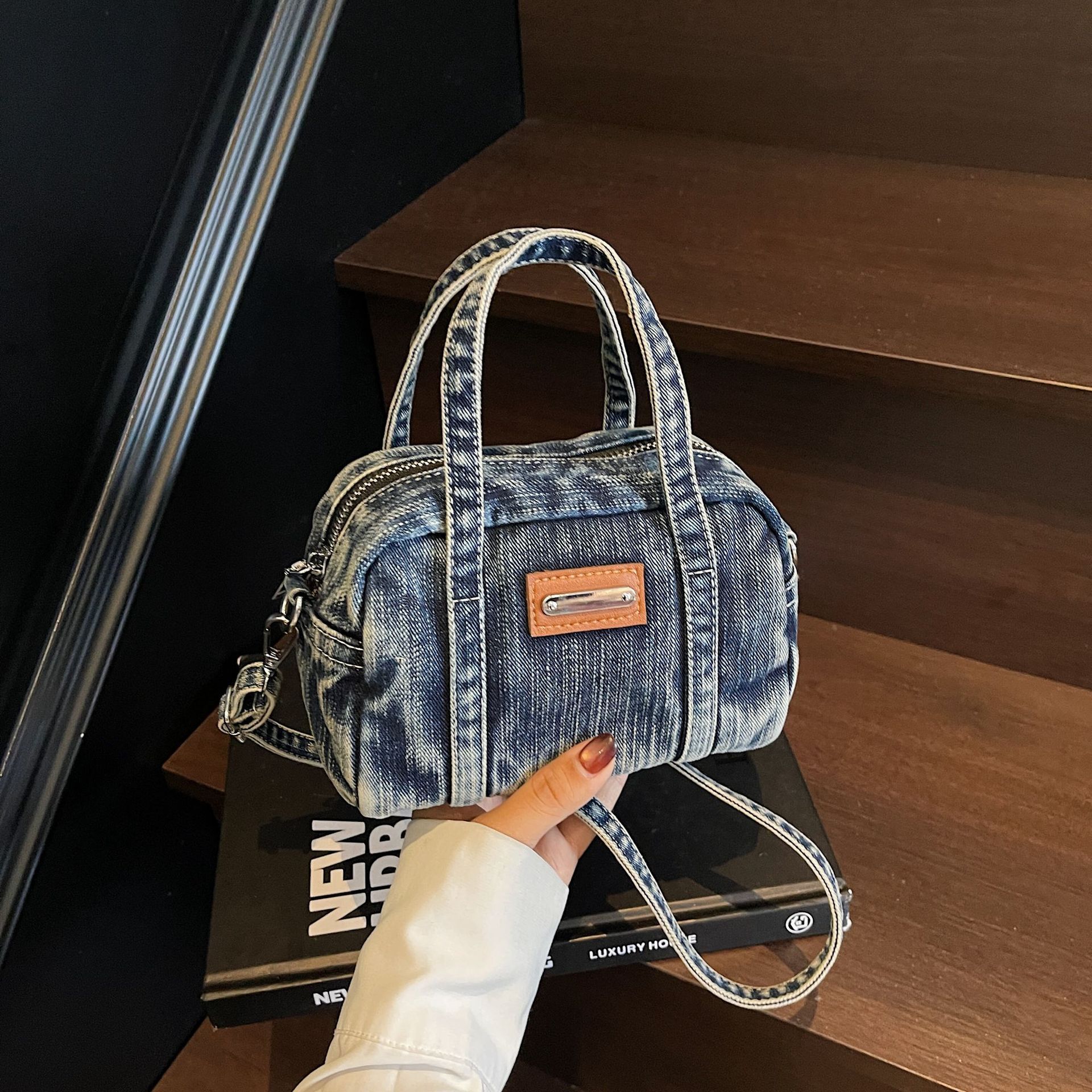 2025 autumn new Korean style denim elegant niche design crossbody bag Korean version light luxury fashion designer shoulder bag