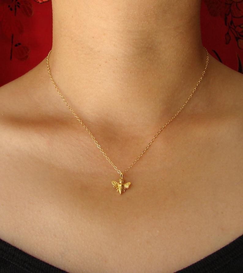 Cute Compact Bee Pendant Necklace Classic and Simple Insect Jewelry