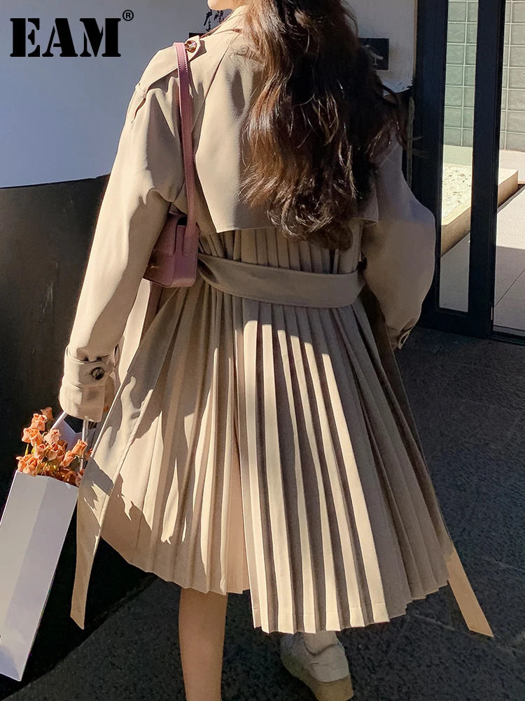 EAM Women Khaki Back Pleated Big Size Elegant Trench Lapel Long Sleeve Windbreaker Fashion Spring Autumn 250904