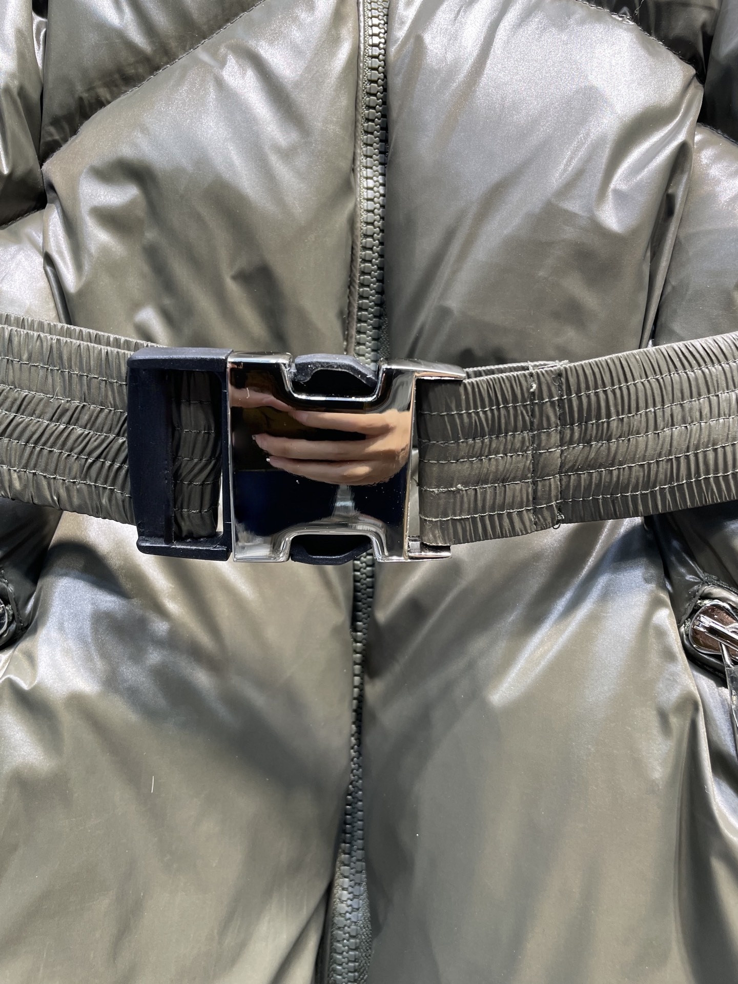 Fashionable and classic women's warm and comfortable down jacket