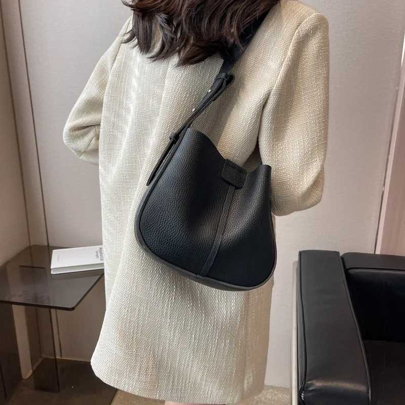 Soft Leather Bag For Women 2024 New Fashionable Commuting Shoulder Crossbody Bag Large Capacity Casual Bucket Bag Z250903