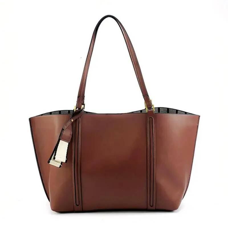 Light And Fashionable New Large Capacity Single Shoulder Women For Outdoor Travel Shoppers Hand-held Tote Bag Trendy