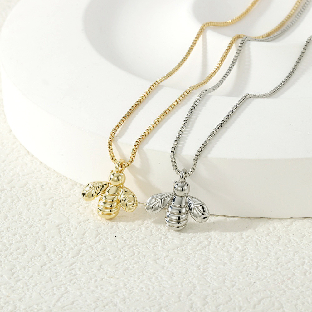Japanese and Korean Niche Design Fresh Bee Necklace Simple Forest Style Elegant Exquisite Three-Dimensional Copper Gold-Plated Insect Pendant