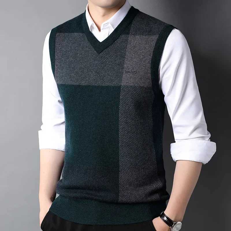 Mens Sleeveless Sweater Vest 100 Woolen Sweater Vneck Thickening Jacquard Plaid Autumn and Winter Warm Mens VestXJ250904