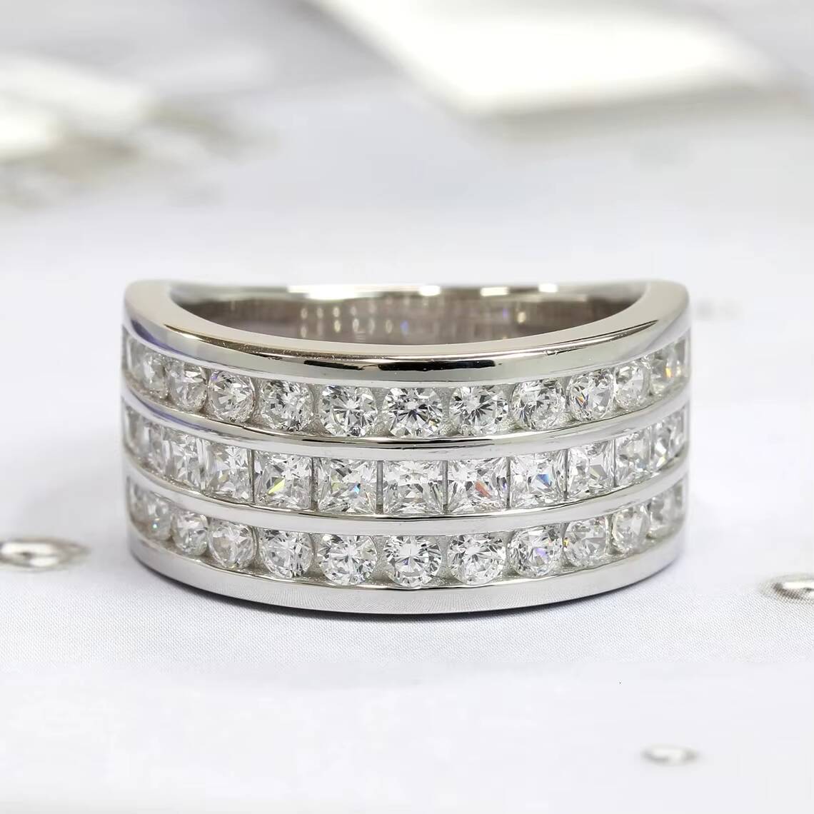 Huitan OEM Modern Circle Design Silver Plated Moissanite Finger Rings for Women Wedding Fashion Jewelry Eternity Band Rings