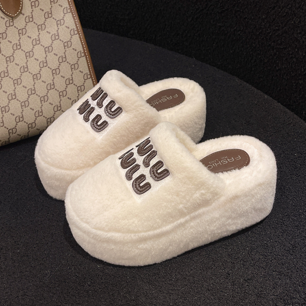 Hot free shipping designer slippers for womens flat slippers black white khaki New winter fashionable and versatile outdoor slippers