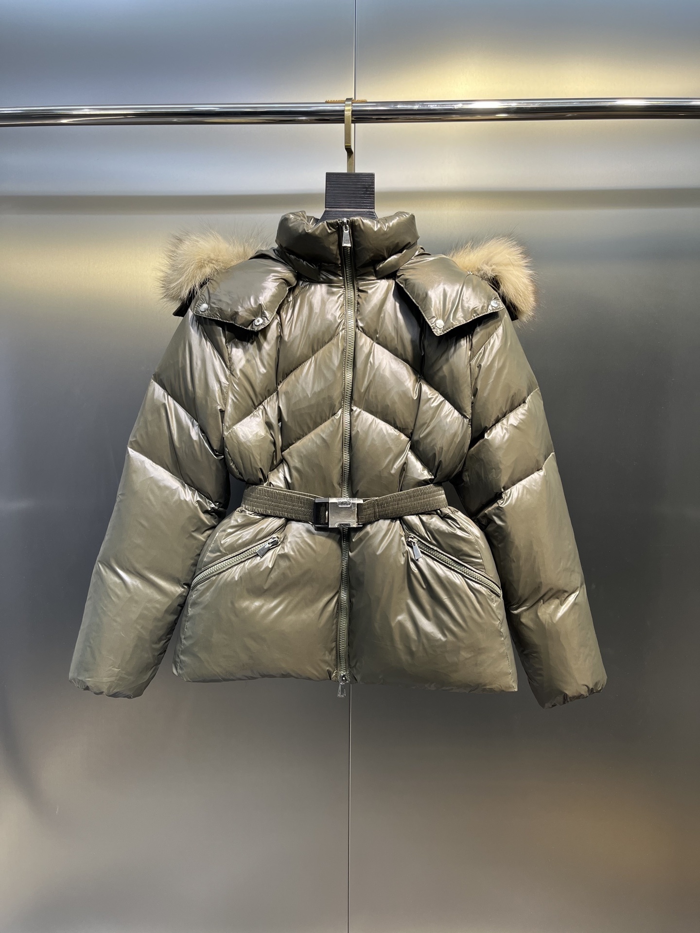 Fashionable and classic women's warm and comfortable down jacket