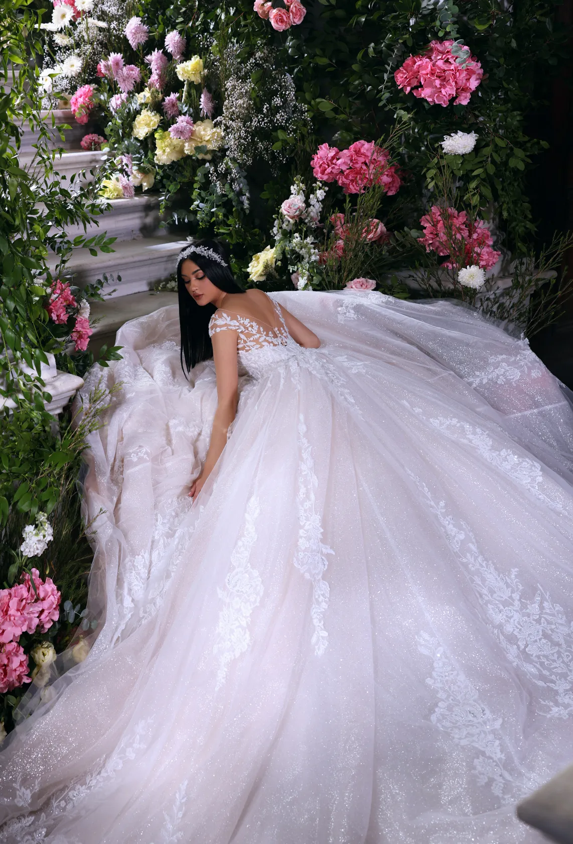 Luxury Sheer V-Neck A-line Wedding Dress Delicate Beading Pearls Aplliques Lace Sleeveless Bridal Gowns Floor-length Court Train