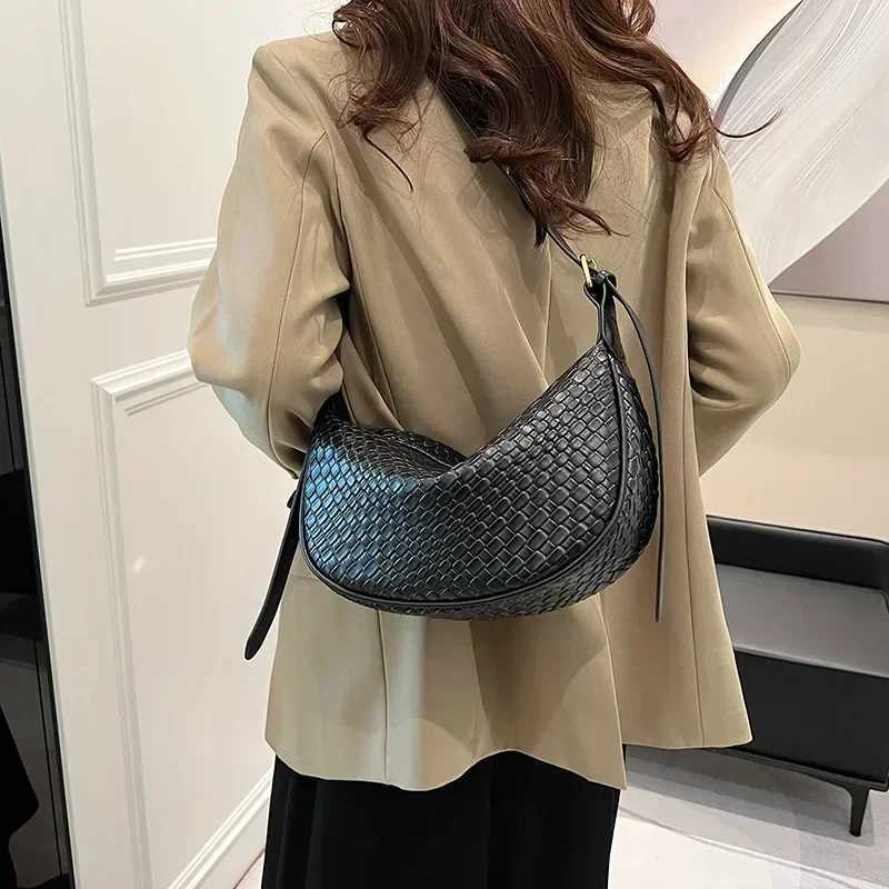 Womens Daily Shoulder Bag Weaving Simple New Moon Womens Solid Color Fashion Crossbody Bag Leisure Handbag Commuter Bag Z250903