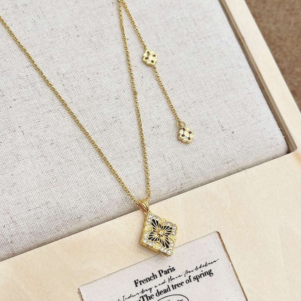 Brushed Four-Leaf Clover Necklace for Women 2024 New Double-Sided Clavicle Light High-End Sweater Chain Niche Accessories