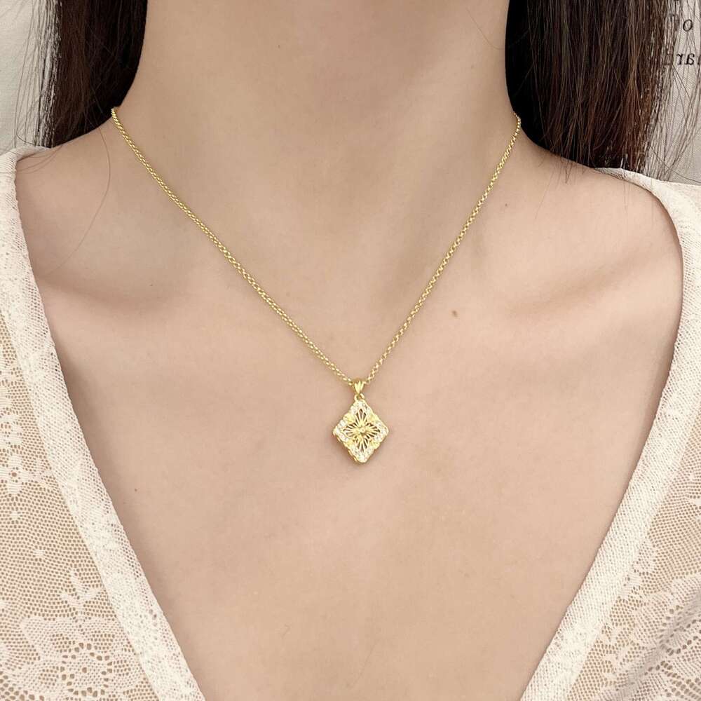 Brushed Four-Leaf Clover Necklace for Women 2024 New Double-Sided Clavicle Light High-End Sweater Chain Niche Accessories