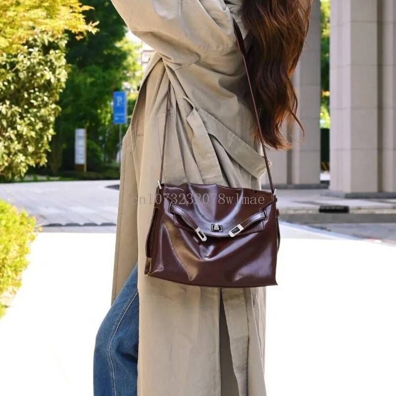 New Designer Shoulder Bags for Women Fashion Casual Large Capacity Handbag Armpit Soft Pu Leather Tote Commute Bag