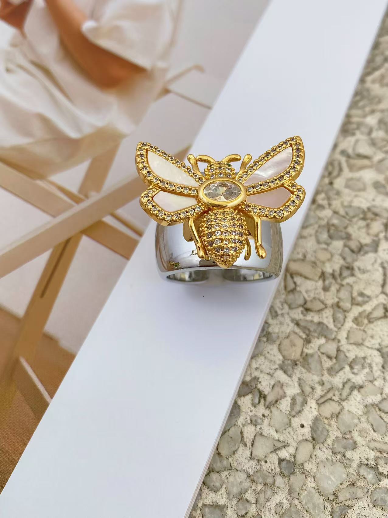 Fashion Jewelry with Inlaid Dias, White Shell, Little Bee, Wide Face, Exquisite Carved Texture, Women's Bracelet