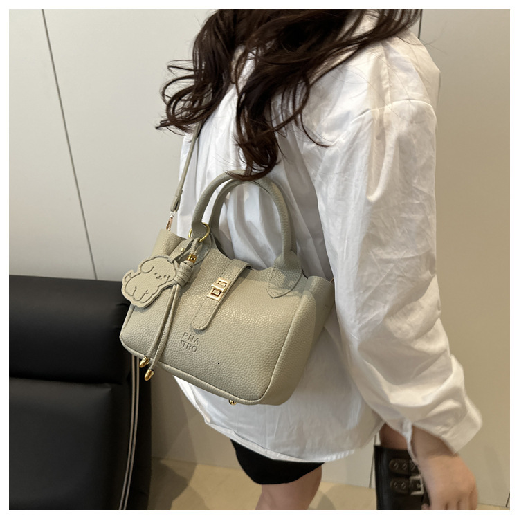 New Women s Crossbody Bag Large Capacity Versatile Autumn New Designer Bag Cute Pendant New Casual Women s Shoulder Bag
