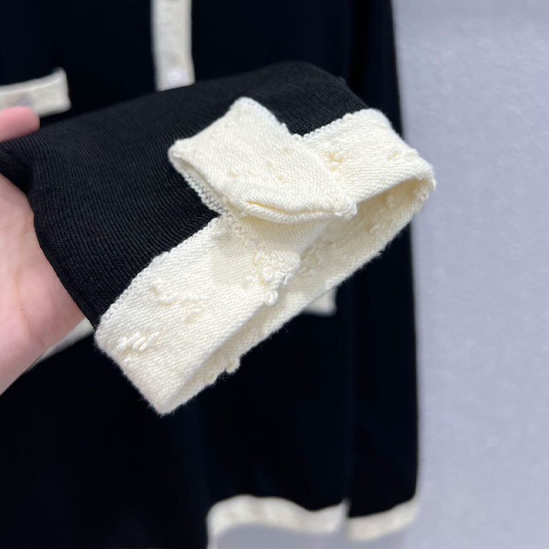 Fall New Ladies Black White Contrast Pullover Knit Sweater, Designer Round Neck Button Detail Wool Blend Top, Y2K Style Four Pockets Classic S0908