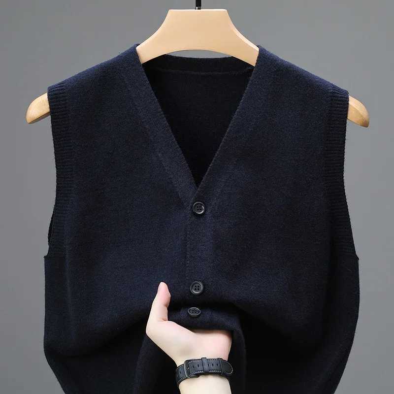 2024 Mens Sweater Vest Fashion Luxury Single Breasted Pullover Autumn Sleeveless Men Work Sweater Knitted Male Waistcoat JumperXJ250904