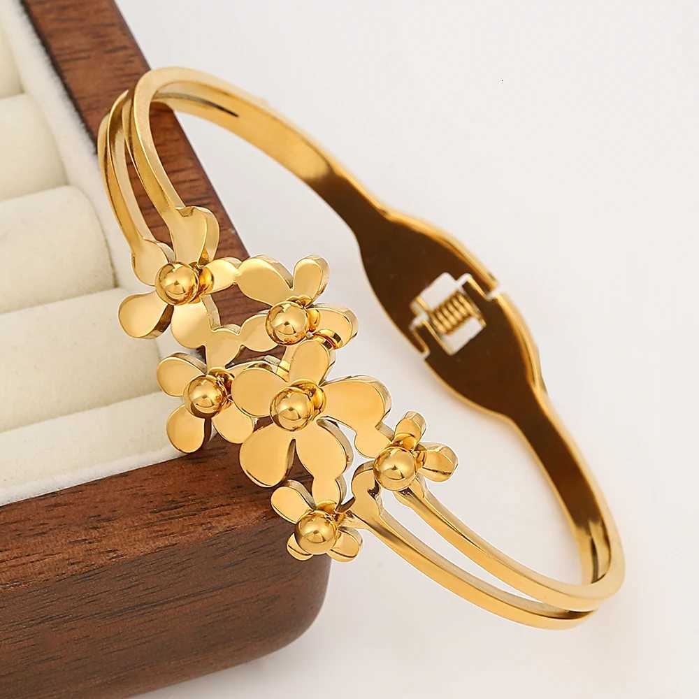 3 Classics Wer She Stainless Steel Bracelet For Women Gloss Waterproof Bracelet Exquisite Retro Daily Jewelry Gift Y250904