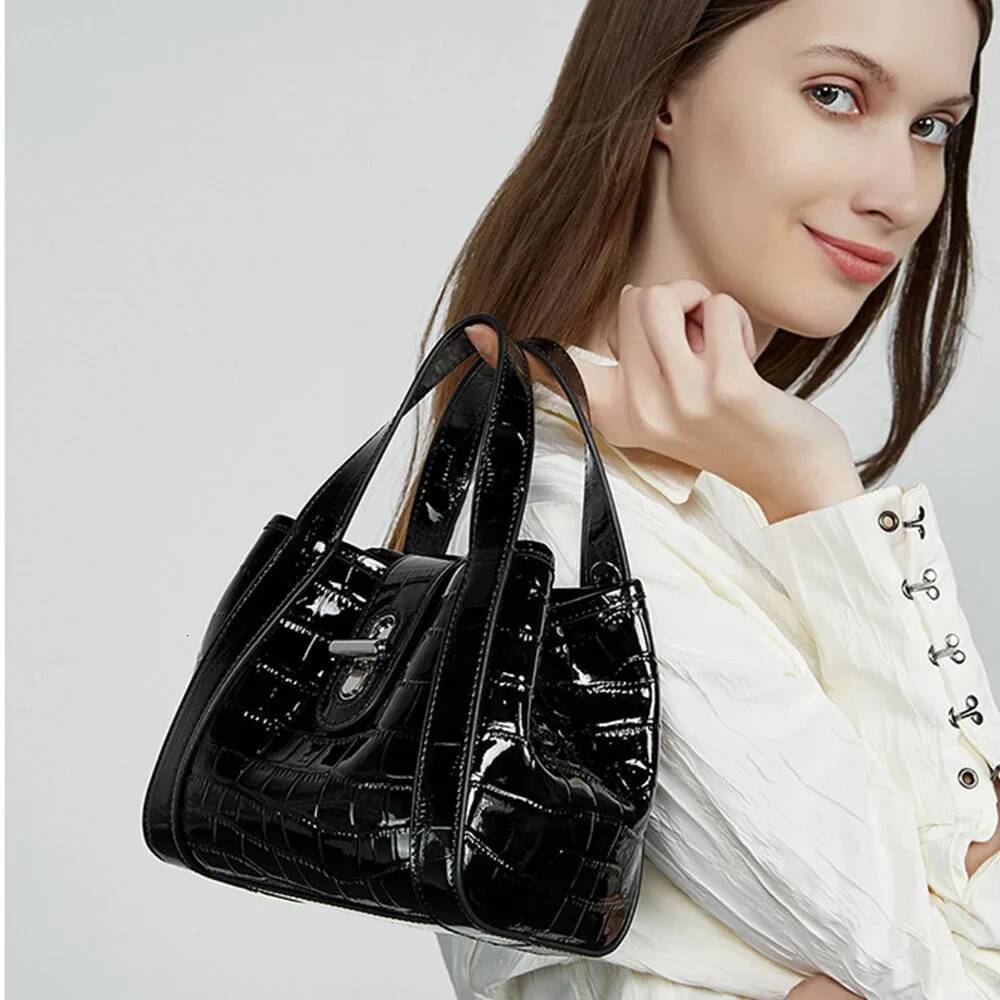 2025 New Leather Women's Commuter Crossbody Crocodile Pattern Light Niche Premium Sensation Basket Tote Bag