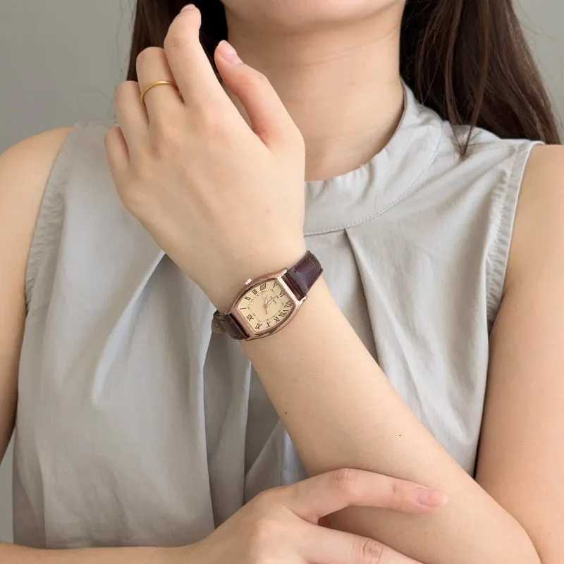 Wen Retro PU Leather Strap Watches Qualities Ladies Alloy Wristwatches Korean Fashion Brand Fashionable Brown Relogio Feminino X250904
