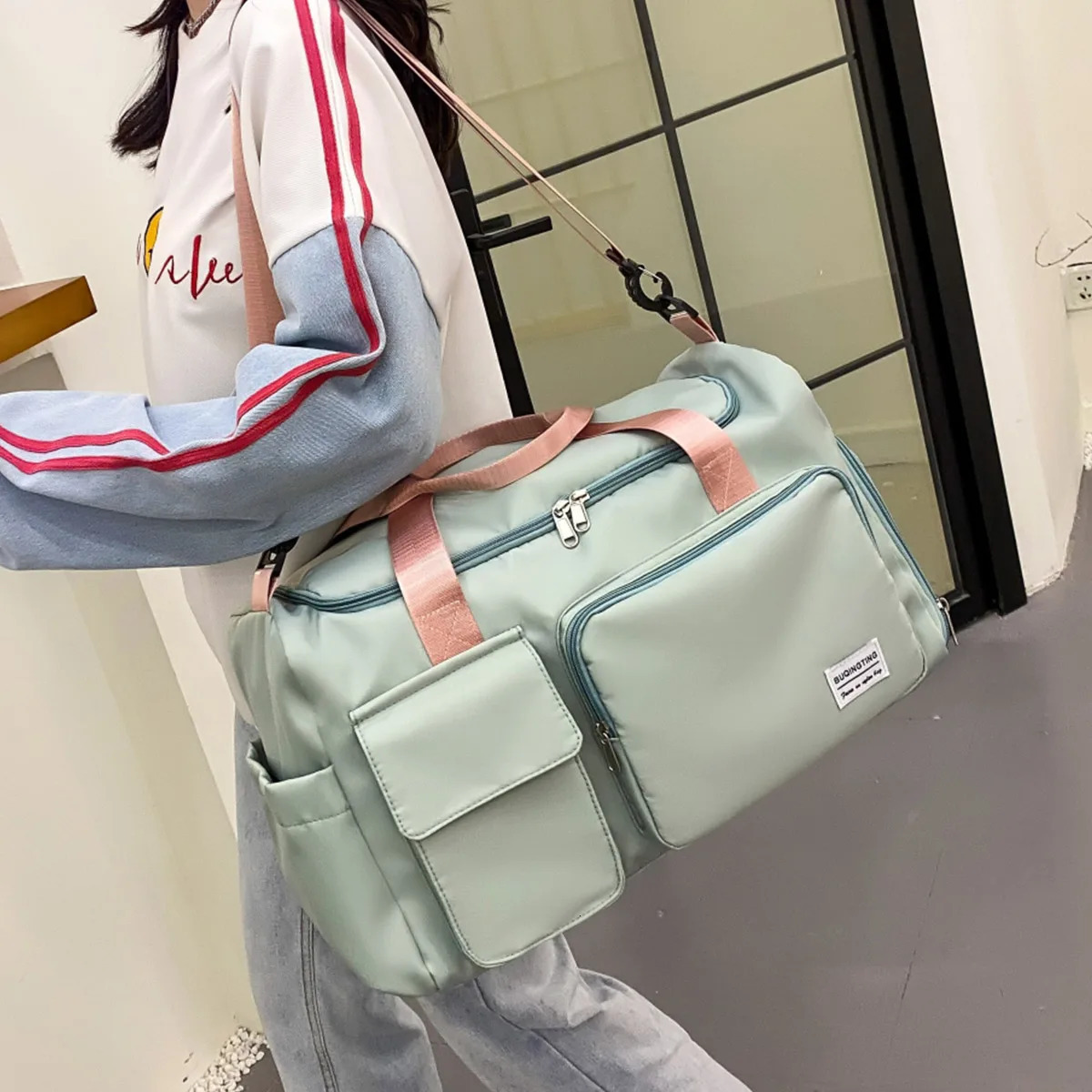 Unixinu Carry on Travel Bag Large Capacity Weekender Overnight Duffle Bags with Shoe Compartment Sports Fitness Bags for Women 250903