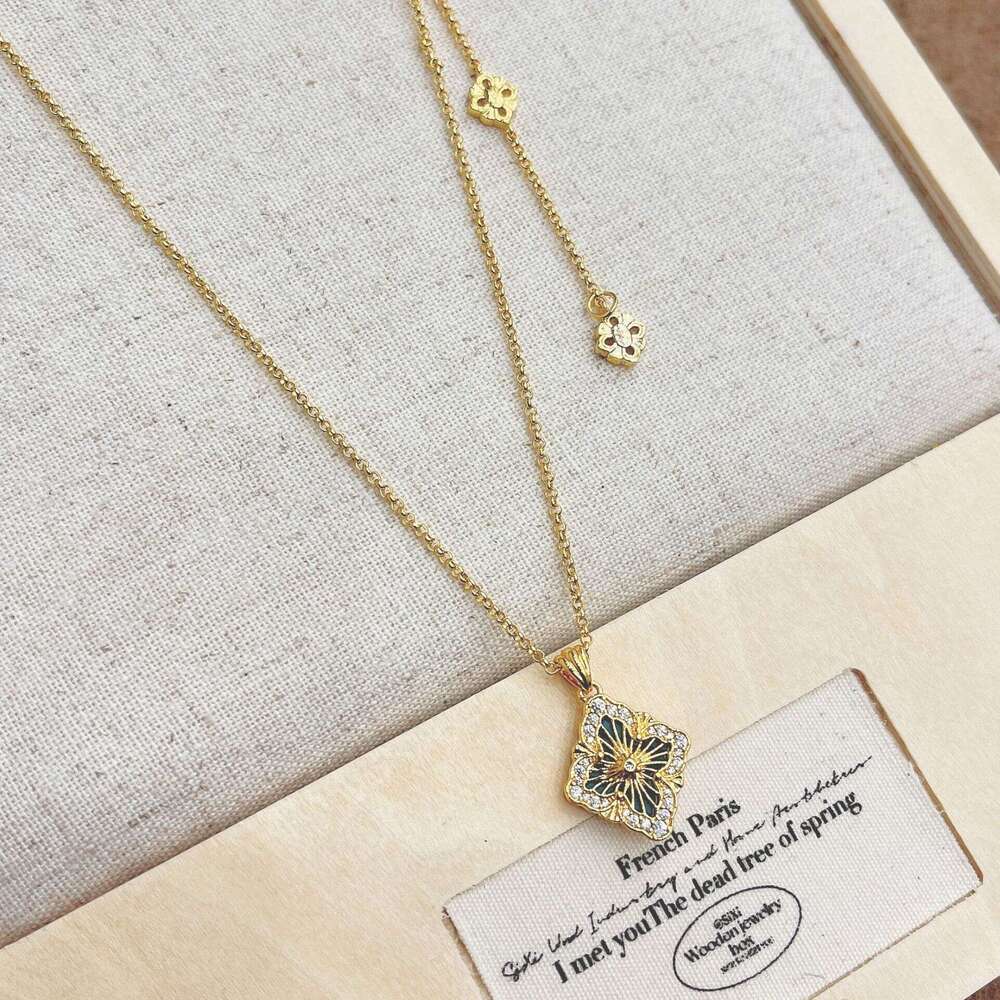 Brushed Four-Leaf Clover Necklace for Women 2024 New Double-Sided Clavicle Light High-End Sweater Chain Niche Accessories