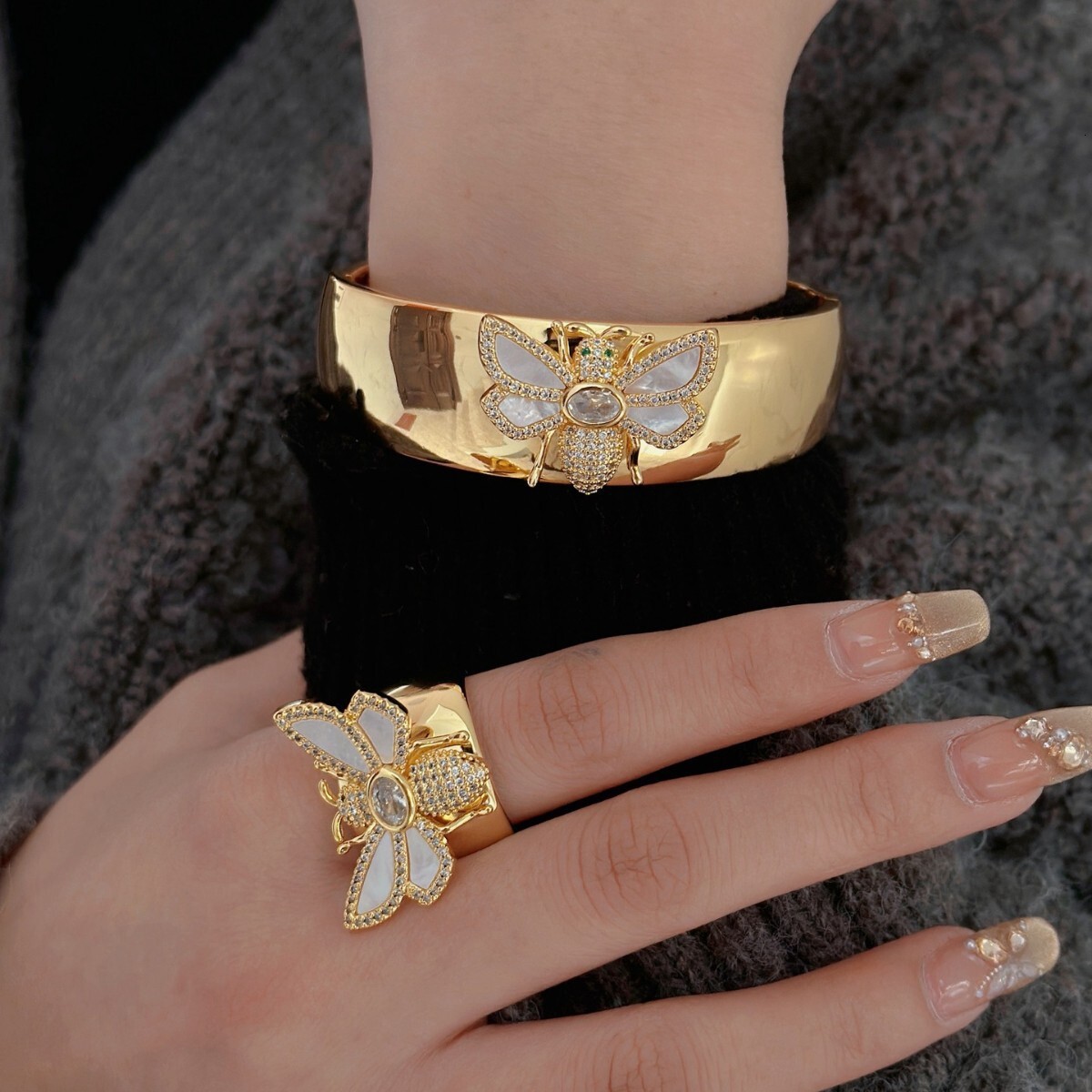 Fashion Jewelry with Inlaid Dias, White Shell, Little Bee, Wide Face, Exquisite Carved Texture, Women's Bracelet
