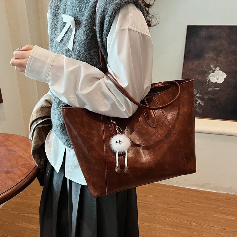 2025 Autumn New Retro Commuter Bag, Fashionable, Light Luxury, Elegant, Diagonal Cross Bag, niche Design Designer Shoulder Bag