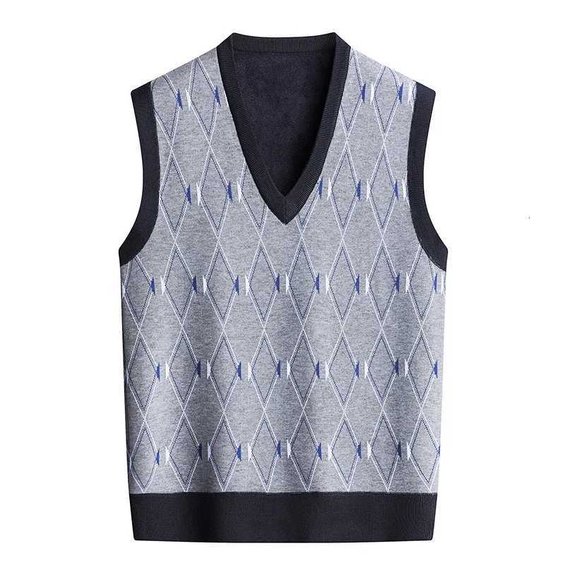 2025 New Sweater Men Vneck Sweater Vest Autumn Winter Fleece Lining Knit Waistcoat Warm Homme Clothes Korean Fashion PulloverXJ250904