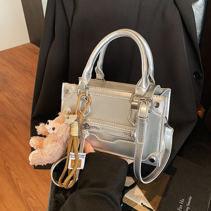 2025 autumn new crossbody bag fashionable retro versatile texture niche design women's motorcycle bag designer shoulder bag