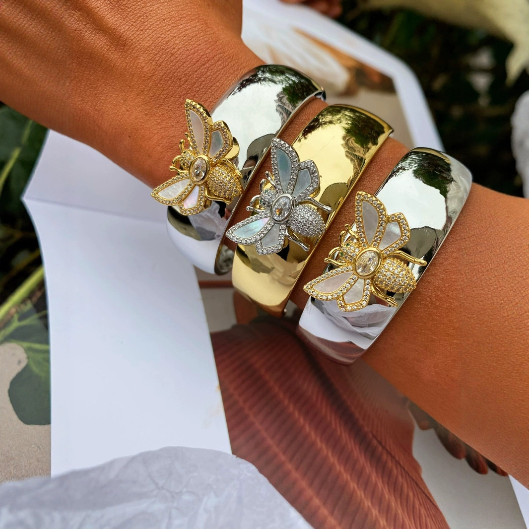 Fashion Jewelry with Inlaid Dias, White Shell, Little Bee, Wide Face, Exquisite Carved Texture, Women's Bracelet