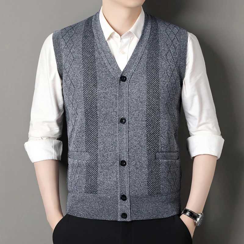Autumn Winter Warm Slim Fit Knit Vest Men Smart Casual Sleeveless Knitted Sweater Vests Mens VNeck Fleece Patchwork WaistcoatXJ250904