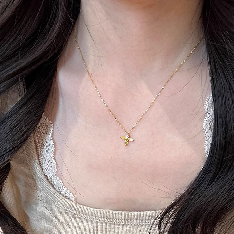 Minimalist Cute Gold Bee Pendant Necklace Light Niche Design Versatile Non-Fading Clavicle Chain