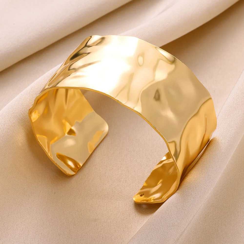 Stainl Steel Wide Bangles for Women Luxury Gold Color Chunky Flower Cuff Bangle Bracelet femme Vintage Wedding Jewelry GiftsXJ250904