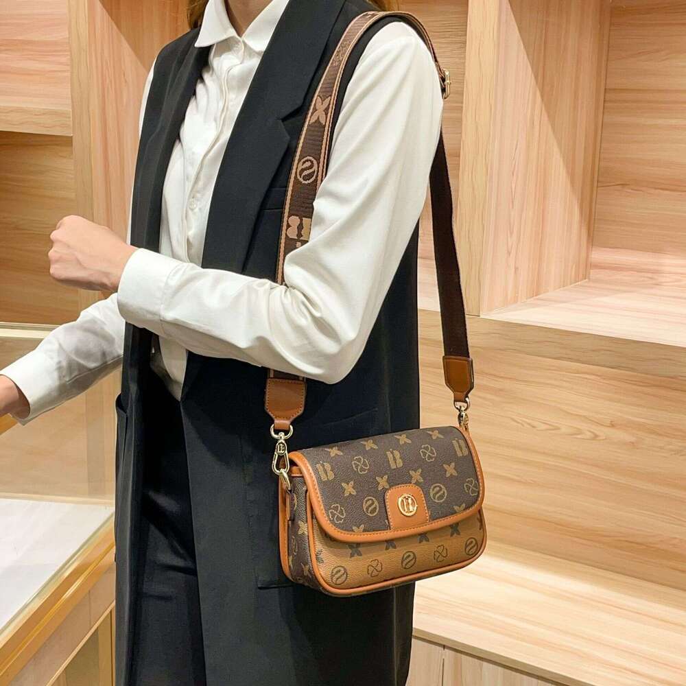 2025 Summer New High-End Versatile Middle-Aged Women's Wide Strap Single Shoulder Crossbody Small Square Bag