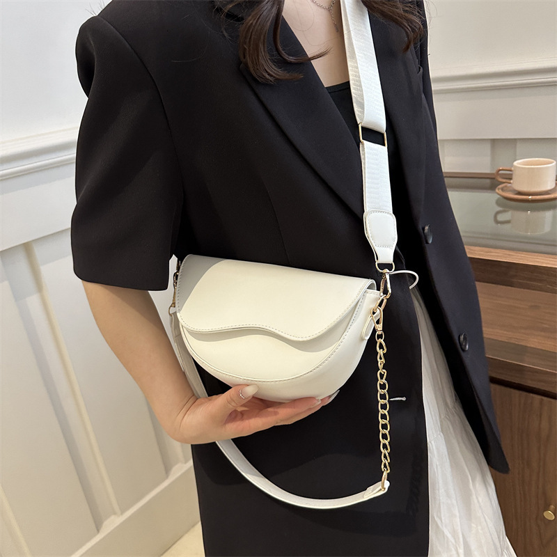 2025 autumn new women's niche design casual versatile trend elegant light luxury fashion retro crossbody bag designer shoulder bag