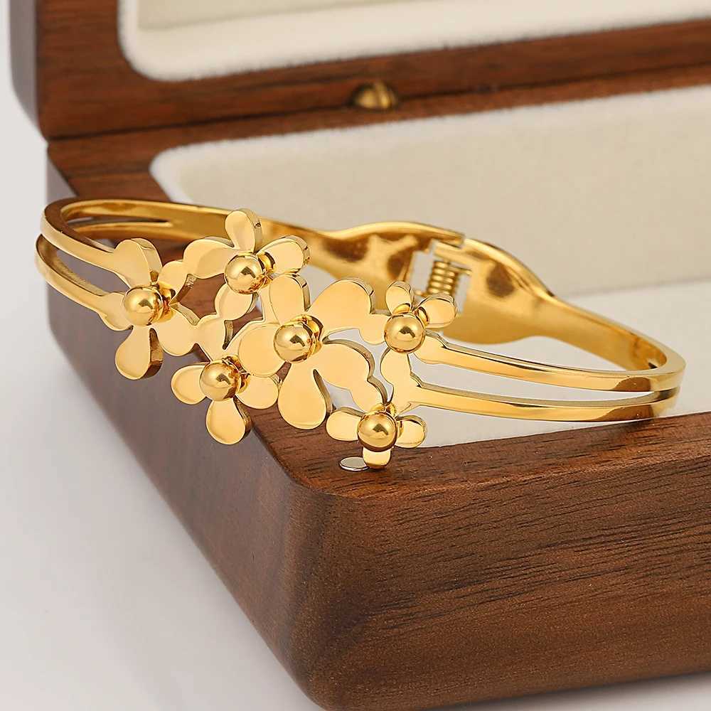 3 Classics Wer She Stainless Steel Bracelet For Women Gloss Waterproof Bracelet Exquisite Retro Daily Jewelry Gift Y250904