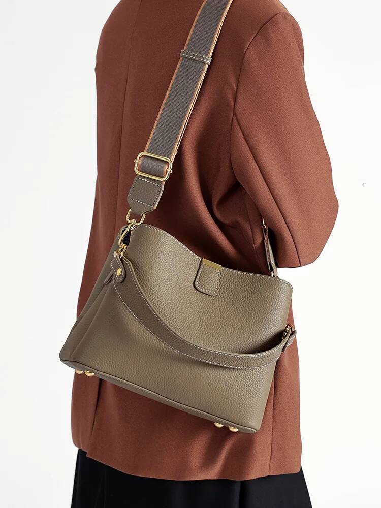 100% Genuine Leather Women's Crossbody 2025 Summer Female Shoulder Design Handbag phone makeup Bag Commuter