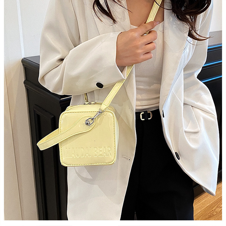 2025 autumn new small square bag, light luxury, elegant fashion, niche design, personalized commuting crossbody bag, designer shoulder bag