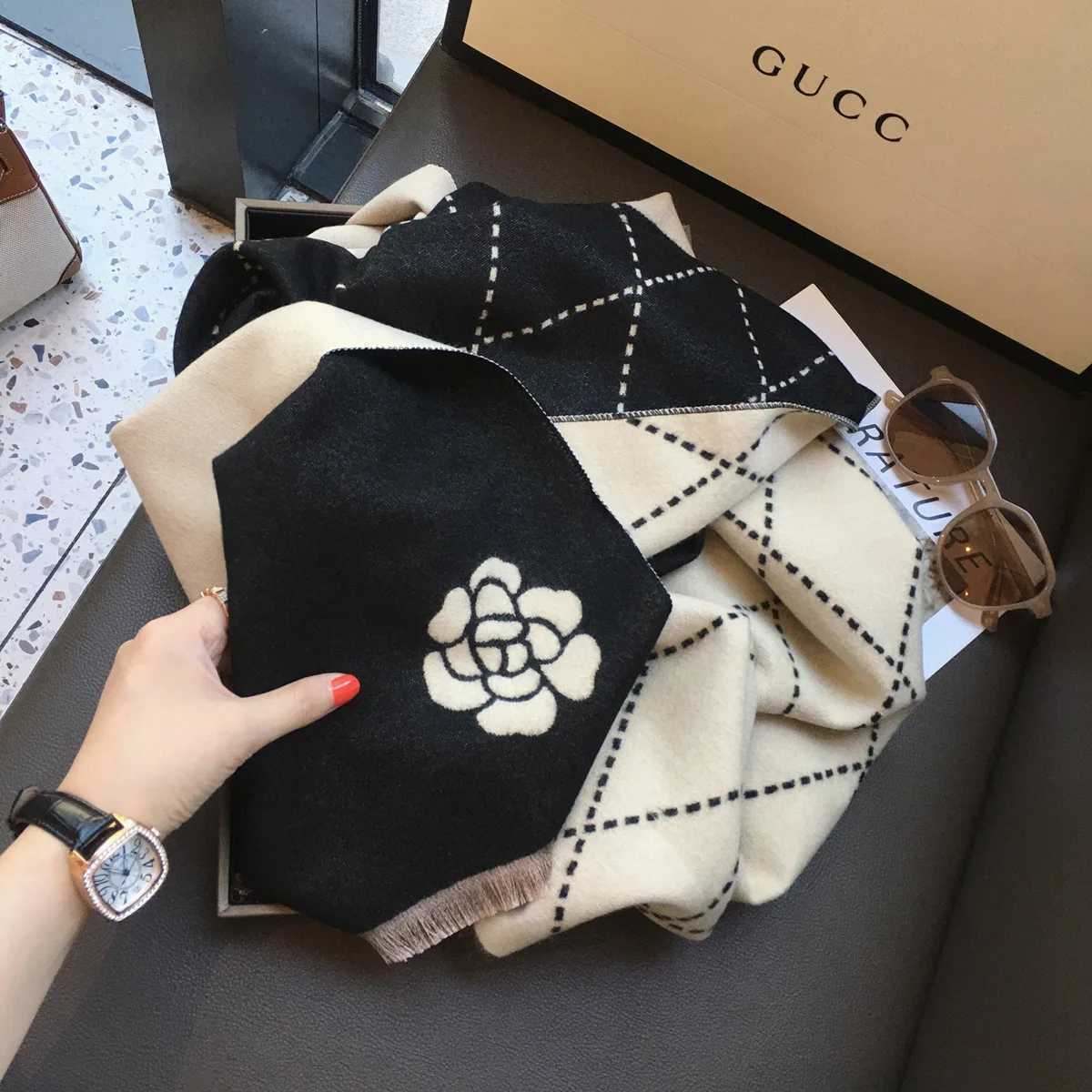 Designer Winter protion wens fashion luxury warm scarf shawl small fragrance printed cloak cashmere material thicke shawl wens G250904