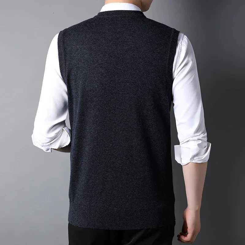 Mens Sleeveless Sweater Vest 100 Woolen Sweater Vneck Thickening Jacquard Plaid Autumn and Winter Warm Mens VestXJ250904