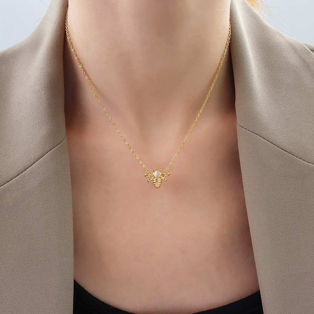 Korean Version Simple Cat's Eye Stone Cast Little Bee Pendant Necklace Collarbone Women's Jewelry Chain Titanium Steel Gold Plated Color Ret