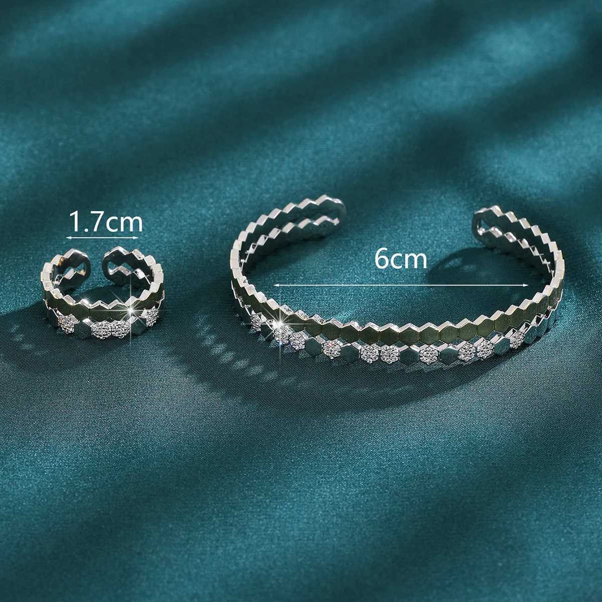 2025 New Cubic Zirconia Geetric Bracelet and Ring Set for Wen Off Party Gifts for fFriends Jewelry Accories Y250904