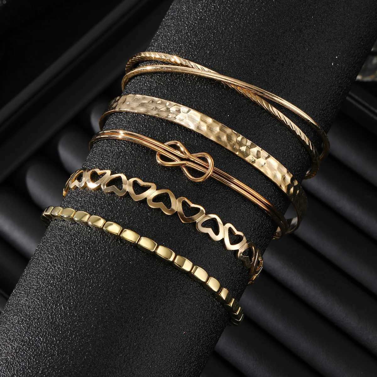 5Pcs Set Bohemia Minimalism Multilayer Heart Hollow Out Open Mouth Bracelet Set for Women Metal Chain Bangle Jewelry GiftsXJ250904