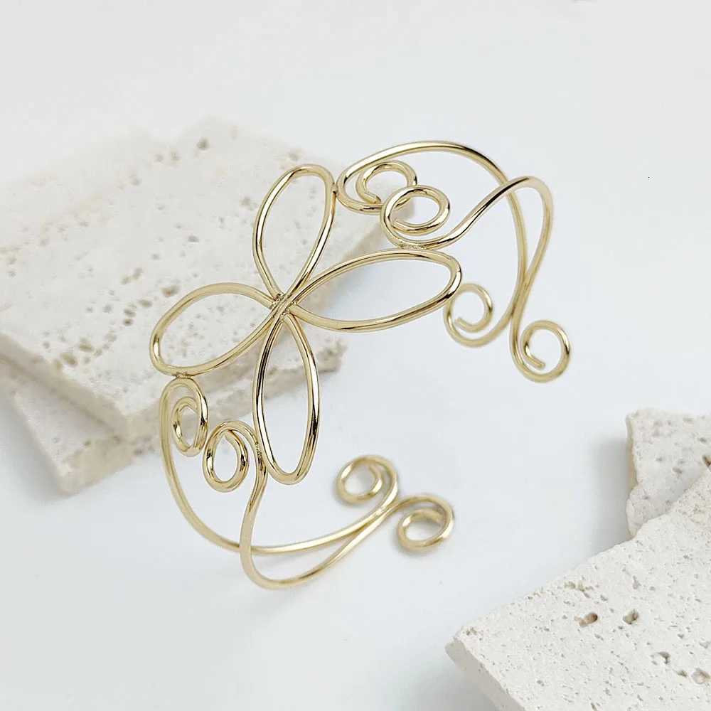 Simple stainless steel butterfly ladies bracelet personalized Insstyle jewelry waterproof highquality jewelry W250904